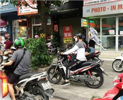 Xe đi lên vỉa hè, đường càng thêm tắc